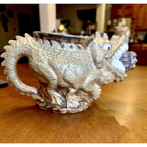 Puede incluir: Un letrero de madera rústico con el texto "Welcome to our home" en un estilo manuscrito. El letrero es rectangular, con un acabado envejecido y un diseño sencillo y acogedor. Adecuado para uso en interiores o exteriores.