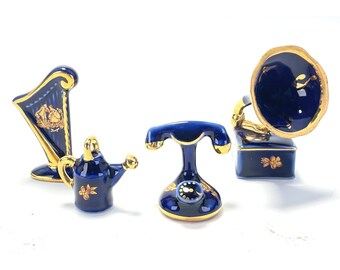Juego de miniaturas de porcelana de Limoges, Francia, con teléfono y gramófono en azul y oro.