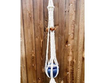 Macetero colgante de macramé color crema estilo boho años 70 con detalles de búho, 58" de largo.