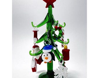 Mini árbol de Navidad de cristal Pier 1 para decoración de mesa, 12 adornos multicolores, 14 cm (5,5 pulgadas) con caja.