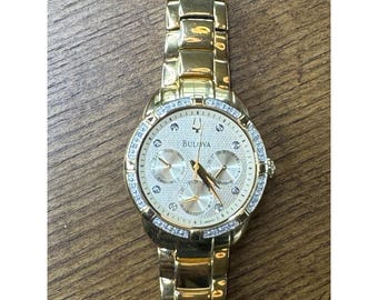 Reloj Bulova Maribor 98R171 tono dorado con bisel de diamantes, fecha y día para mujer, 36 mm
