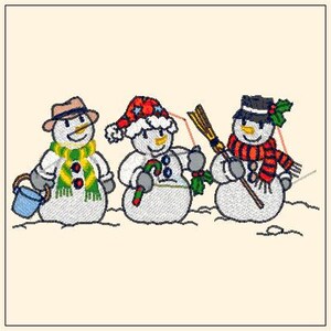 Könnte beinhalten: Gesticktes Design mit drei Schneemännern. Der Schneemann links trägt einen braunen Hut, einen grün-gelben Schal und hält einen blauen Eimer. Der mittlere Schneemann hat einen rot-weißen Hut und eine Zuckerstange. Der rechte Schneemann hat einen schwarzen Hut und einen roten Schal.