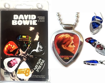 Juego de púas de guitarra de David Bowie (con licencia) + collar con colgante y soporte para púas de guitarra Pickbay. Regalo en memoria de Bowie.