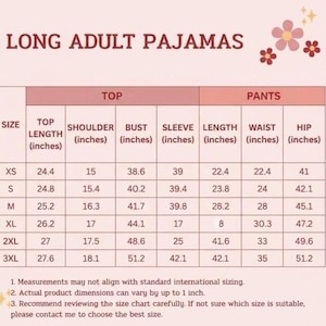 Pu&ograve; includere: Una tabella delle taglie per pigiami lunghi da adulto, con misure in pollici. La tabella include taglie dalla XS alla 3XL, dettagliando le misure di top e pantaloni come lunghezza del top, spalla, busto, manica, lunghezza, vita e fianchi. Il testo "LONG ADULT PAJAMAS" &egrave; in alto.
