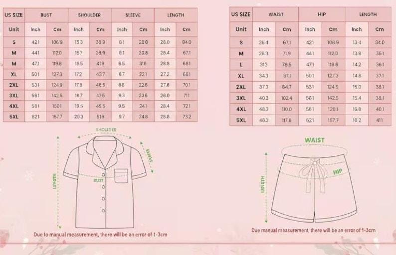 Pu&ograve; includere: Una tabella delle taglie con misure in pollici e centimetri per un completo pigiama. La tabella include misure di busto, spalle, maniche e lunghezza per la parte superiore, e vita, fianchi e lunghezza per i pantaloncini. Sono inclusi diagrammi della parte superiore e dei pantaloncini.