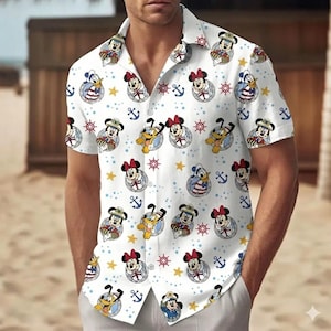 Puede incluir: Camisa blanca de manga corta con un estampado repetido de personajes de dibujos animados, incluyendo Mickey y Minnie Mouse, Donald Duck y Pluto. El diseño náutico incluye anclas, estrellas y timones.