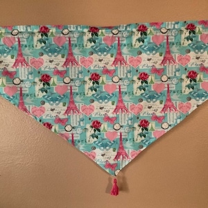 Rose faite à la main en forme de triangle de Paris Valance avec gland, 42 x 26 pouces