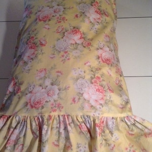 Gele shabby chique kussensloop / hoes met ruche of zonder ruche