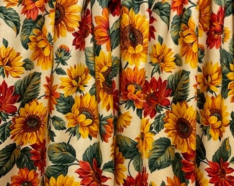 Könnte beinhalten: Eine Gardine mit einem Sonnenblumen- und roten Blumenmuster auf cremefarbenem Hintergrund. Die Gardine ist aus Stoff und hat einen gerafften Look.