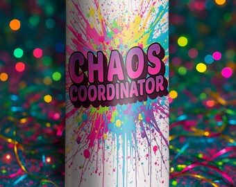以下が含まれることがあります： カラフルなペイントスプラッターのデザインが施された白いタンブラー。「CHAOS COORDINATOR」の文字がピンクと紫で表示されています。背景はカラフルなライトとリボンのぼかしです。