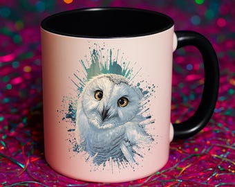 以下が含まれることがあります： ライトピンクの外側、黒の内側、黒いハンドルのセラミックマグ。 黄色の目とターコイズのスプラッターデザインの白いフクロウの水彩イラストが特徴です。 テキスト「Mess Made Pretty」が表示されます。