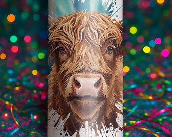 以下が含まれることがあります： ハイランド牛の顔の精巧なイラストが描かれた白いタンブラー。牛は長く、ふわふわした茶色の毛皮とピンクの鼻をしています。デザインには青と茶色のペイントスプラッシュが含まれています。タンブラーには「The Mess Made Pretty」の文字が入っています。