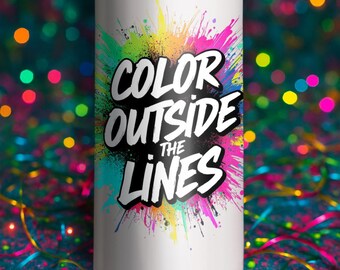 以下が含まれることがあります： 「COLOR OUTSIDE THE LINES」の文字が白黒で書かれた白いタンブラー。カラフルなペイントスプラッターのデザインで囲まれています。背景は、ぼやけた色の混合と紙吹雪です。