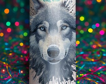 以下が含まれることがあります： 青い目と灰色の毛皮を持つオオカミの顔の詳細なイラストが描かれた白いタンブラー。デザインにはペイントスプラッター効果が含まれています。右下隅には「The Mess Made Pretty」というテキストがあります。