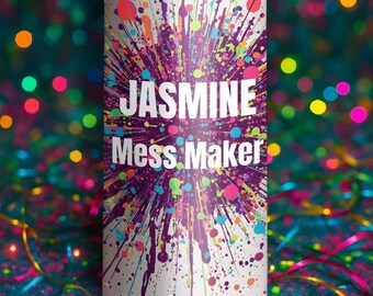 以下が含まれることがあります： カラフルなペイントスプラッターデザインの白いタンブラー。「JASMINE Mess Maker」の文字が太字で表示されています。デザインは紫、ピンク、青、オレンジ色のペイントスプラッターが特徴です。タンブラーにはシルバーの縁があります。