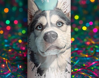 以下が含まれることがあります： 青い目を持ち、白と黒の毛並みのハスキー犬の水彩イラストが描かれた白いタンブラー。デザインには青いペイントスプラッシュが含まれています。タンブラーは銀色の縁取りで、「The Mess Made Pretty」の文字が入っています。