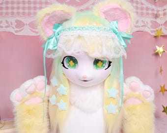 Cabeza de disfraz de oso kawaii estilo Kigurumi KIG, piel sintética amarilla y verde, sin casco, dulce y juguetona apariencia pastel con ojos de dibujos animados de flores.