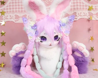 Cabeza de conejito Kigurumi Pastel con trenzas en tonos lavanda, rosa y menta, orejas flexibles, ojos morados degradados, pinzas de flores de mariposa para cosplay