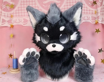 Cabeza de fursuit japonesa americana bicolor rosa con pelaje esponjoso y lentes de ojos con efecto de melancolía, ideal para cosplay y juegos de rol.