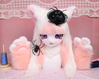 Conjunto de fursuit de gato rosa y blanco estilo kigurumi: máscara de cosplay con ojos morados, sombrero gótico de encaje de araña y pinza para el cabello. Conjunto de fursuit oscuro con contraste.