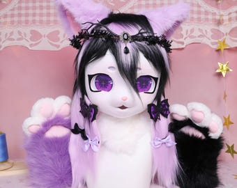 Cabeza de disfraz de gato estilo Kigurumi KIG en tonos pastel oscuros, piel sintética color lavanda negra, sin casco, aspecto gótico, con ojos de dibujos animados de cruz morada.