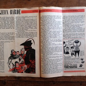 Peut inclure: Une double page de magazine vintage intitul&eacute;e Le Vieux Barde avec des colonnes de texte, une illustration en noir et blanc de personnages m&eacute;di&eacute;vaux en armure et une publicit&eacute; pour View-Master avec un graphique d'une personne aux bras lev&eacute;s.