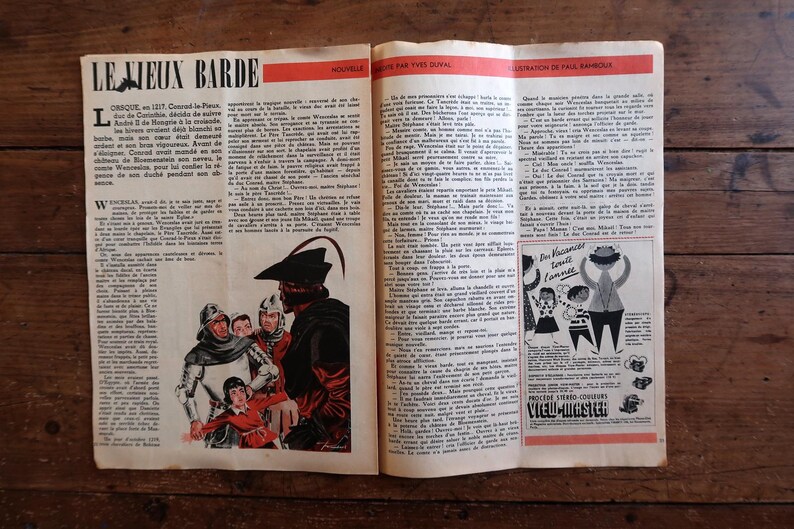 Peut inclure: Une double page de magazine vintage intitul&eacute;e Le Vieux Barde avec des colonnes de texte, une illustration en noir et blanc de personnages m&eacute;di&eacute;vaux en armure et une publicit&eacute; pour View-Master avec un graphique d'une personne aux bras lev&eacute;s.
