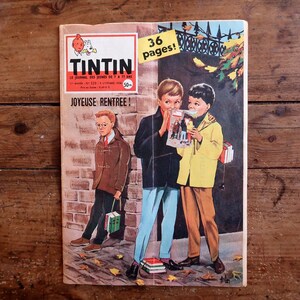 Peut inclure: Une bande dessin&eacute;e vintage Tintin intitul&eacute;e Le Journal des Jeunes de 7 &agrave; 77 ans, illustr&eacute;e de trois enfants en tenue d'automne. La couverture porte le texte Joyeuse Rentr&eacute;e et un encart jaune indiquant 36 pages.