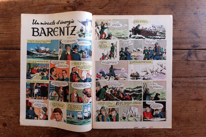 Puede incluir: P&aacute;ginas abiertas de un c&oacute;mic vintage titulado "Barentz". Los paneles del c&oacute;mic representan escenas hist&oacute;ricas con barcos, exploradores y osos polares. El texto de la portada dice "Un miracle d'&eacute;nergie Barentz".