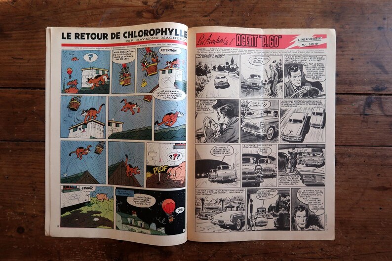 Puede incluir: P&aacute;ginas abiertas de un c&oacute;mic vintage. La p&aacute;gina izquierda muestra vi&ntilde;etas de "LE RETOUR DE CHLOROPHYLLE", con un perro de dibujos animados y texto. La p&aacute;gina derecha presenta vi&ntilde;etas de "AGENT P.60", con coches y personas.