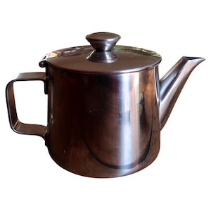 Può includere: Un set di tre ciotole impilabili in ceramica di diverse dimensioni. Le ciotole presentano una smaltatura bianco sporco macchiettata e una superficie strutturata. Ogni ciotola ha una forma arrotondata e un design semplice e minimalista.