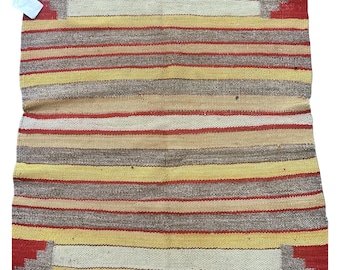 Antiker Navajo-Teppich aus den 1900er Jahren, handgewebte Wolle, 67 x 76 cm, rot, gelb, beige und braun gestreift mit geometrischen Eckendesigns