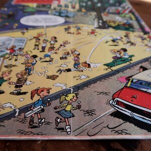 Puede incluir: Ilustraci&oacute;n de c&oacute;mic que representa una escena callejera con ni&ntilde;os jugando. Un coche rojo con techo blanco est&aacute; aparcado al borde de la carretera. La obra de arte tiene un estilo vintage con colores brillantes y figuras detalladas.
