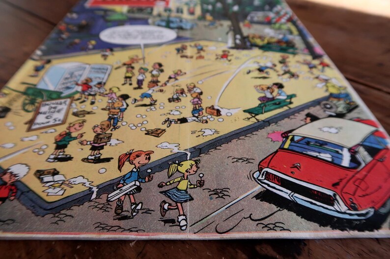 Puede incluir: Ilustraci&oacute;n de c&oacute;mic que representa una escena callejera con ni&ntilde;os jugando. Un coche rojo con techo blanco est&aacute; aparcado al borde de la carretera. La obra de arte tiene un estilo vintage con colores brillantes y figuras detalladas.