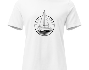 Peut inclure: T-shirt blanc avec une illustration en noir et blanc d'un voilier dans un cercle. Les mots "SAIL AWAY" sont imprimés autour du voilier. Le t-shirt a des manches courtes et un col rond.