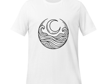 Könnte beinhalten: Weißes T-Shirt mit einem schwarzen, kreisförmigen Design, das einen Halbmond über stilisierten Wellen zeigt. Das Design befindet sich mittig auf der Vorderseite des Shirts. Das Shirt hat kurze Ärmel und einen Rundhalsausschnitt.