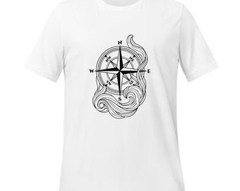 Könnte beinhalten: Weißes T-Shirt mit einem schwarzen Kompassrosen-Design. Der Kompass ist von stilisierten Wellen umgeben, mit Richtungsangaben (N, S, E, W). Ein grafisches T-Shirt im maritimen Stil.
