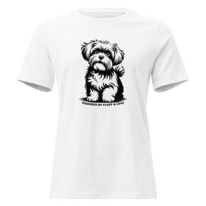 Puede incluir: Camiseta blanca con una ilustración en blanco y negro de un perro esponjoso. El perro está sentado, con el texto "POWERED BY FLUFF & LOVE" debajo. La camiseta tiene mangas cortas y cuello redondo.