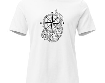 Könnte beinhalten: Weißes T-Shirt mit einem schwarzen Kompassrosen-Design. Der Kompass ist von stilisierten Wellen umgeben, mit Richtungsanzeigen N, S, E und W. Ein klassisches nautisches Grafik-T-Shirt.