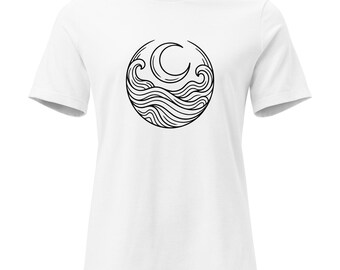 Könnte beinhalten: Weißes T-Shirt mit einem schwarzen, kreisförmigen Design, das einen Mond und stilisierte Wellen zeigt. Die Grafik ist mittig auf der Brust platziert. Das T-Shirt hat kurze Ärmel und einen Rundhalsausschnitt.