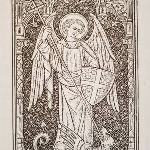 Puede incluir: Ilustración en blanco y negro de San Miguel, un ángel con alas y aureola, sosteniendo una lanza y un escudo, de pie sobre un dragón. La imagen tiene un borde arquitectónico gótico y texto en la parte inferior.