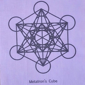 Può includere: Un tessuto lilla chiaro con un disegno nero del Cubo di Metatron. Il motivo geometrico presenta cerchi, linee e forme interconnesse. Il testo "Metatron's Cube" è stampato sotto.