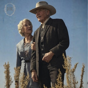 Puede incluir: Una pareja mayor está de pie al aire libre contra un cielo azul. El hombre lleva un sombrero de vaquero gris, un traje gris oscuro y un chaleco. La mujer lleva un vestido azul claro con un corpiño decorativo. La escena está ambientada en un campo con hierba alta y seca.