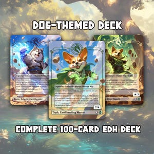 Può includere: Un mazzo EDH completo da 100 carte a tema cani. Le carte presentano illustrazioni di cani in ambientazioni fantasy. Il testo "DOG-THEMED DECK" e "COMPLETE 100-CARD EDH DECK" è visualizzato nella parte superiore e inferiore dell'immagine.
