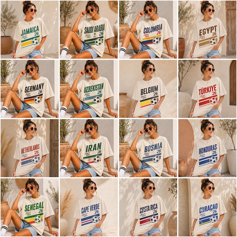 Pu&ograve; includere: Una collezione di t-shirt a maniche corte color bianco sporco con vari nomi di paesi, il testo 'Soccer Club 26' e la grafica di un pallone da calcio sopra strisce orizzontali nei colori di ogni bandiera nazionale.
