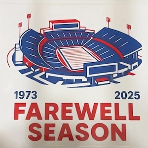 Può includere: Grafica di uno stadio blu e rosso con la scritta "1973 FAREWELL SEASON 2025". L'illustrazione dello stadio mostra un campo e posti a sedere. Questa immagine è probabilmente un oggetto commemorativo per una squadra o un evento sportivo.