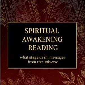 Puede incluir: Un anuncio de lectura de cartas del tarot con un fondo rojo oscuro y detalles florales dorados. El texto "SPIRITUAL AWAKENING READING" está centrado en un rectángulo negro. Se muestran dos cartas del tarot, junto con el texto "what stage ur in, messages from the universe."