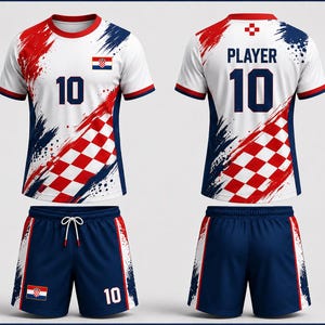 Pu&ograve; includere: Un completo da calcio bianco con dettagli rossi e blu. La maglia presenta il numero 10, una bandiera croata e un motivo a scacchi rossi e bianchi. I pantaloncini sono blu navy con strisce bianche e il numero 10.