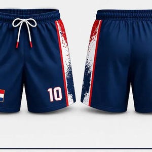 Pu&ograve; includere: Pantaloncini sportivi blu navy con coulisse bianca e dettagli rossi. I pantaloncini presentano una toppa con la bandiera croata e il numero 10 in bianco. Il design include un motivo a spruzzi bianco sui lati.