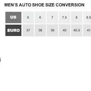 K&ouml;nnte beinhalten: Schwarz-Wei&szlig;-Illustration von Auto-Rennschuhen. Eine Schuhgr&ouml;&szlig;entabelle wird angezeigt, die US-Gr&ouml;&szlig;en von 5 bis 13 und entsprechende Euro-Gr&ouml;&szlig;en von 37 bis 47 zeigt.